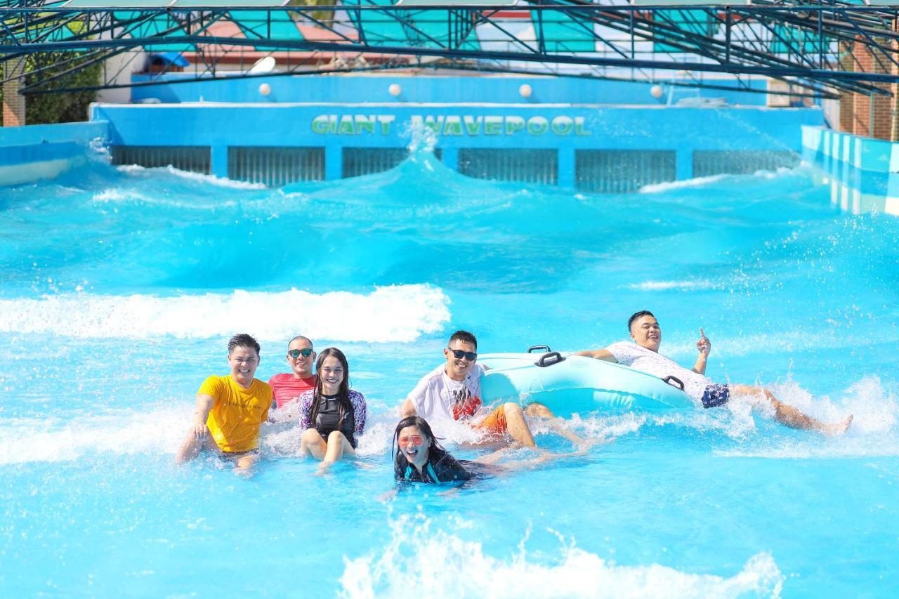 Whiterock Beach Hotel And Waterpark Subic Bay Exterior foto